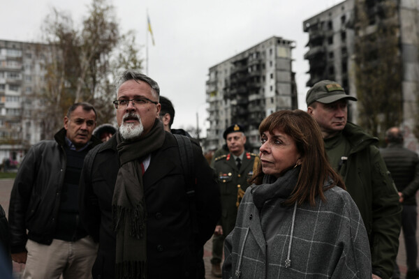 Στις βομβαρδισμένες πόλεις της Ουκρανίας η ΠτΔ- Επισκέφθηκε ομαδικό τάφο Ουκρανών αμάχων στη Μπούτσα