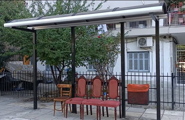 Θεσσαλονίκη: Έβαλαν καρέκλες τραπεζαρίας σε στάση του ΟΑΣΘ επειδή δεν είχε παγκάκι