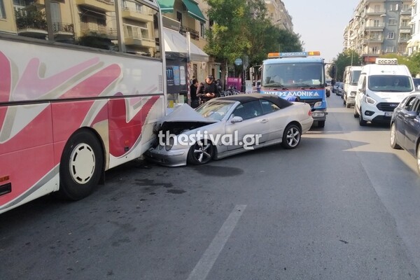 Θεσσαλονίκη: Αυτοκίνητο «καρφώθηκε» κάτω από λεωφορείο- Μία τραυματίας 