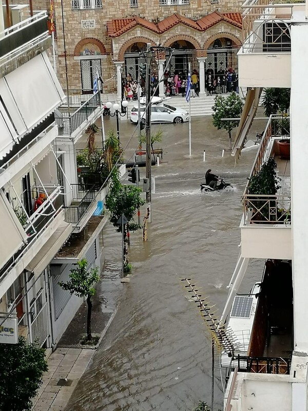 Η κακοκαιρία Eva σάρωσε τον Πειραιά -Ποτάμια οι δρόμοι από την ισχυρή καταιγίδα