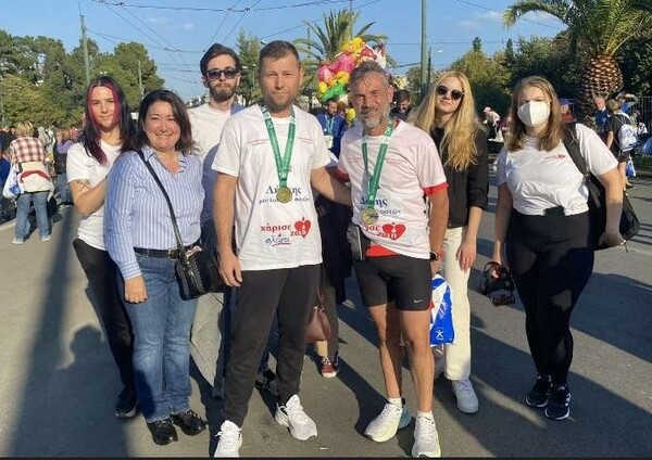 39ος Κλασικός Μαραθώνιος: Πιασμένοι χέρι-χέρι τερμάτισαν δότης και λήπτης μυελού των οστών