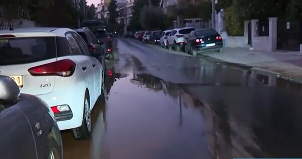 Παλαιό Φάληρο: Έσπασε αγωγός της ΕΥΔΑΠ, πλημμύρισε δρόμος