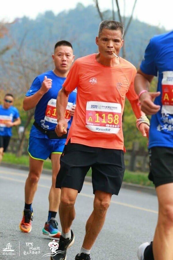 Chinese man 'runs marathon in just three and a half hours despite CHAIN SMOKING for the entire 42 kilometres'