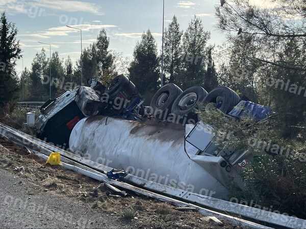 Λάρισα: Ανατροπή βυτιοφόρου με εύφλεκτο υλικό- Μεγάλη επιχείρηση στο σημείο