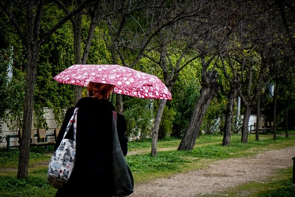 Καιρός: Βροχές και τοπικές καταιγίδες σήμερα