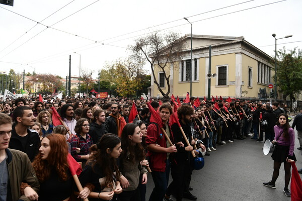 Πολυτεχνείο: Επίθεση με μολότοφ στις αστυνομικές δυνάμεις στην Κλαυθμώνος