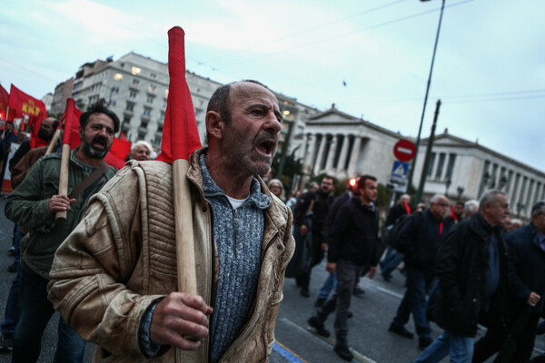 Πολυτεχνείο:11+1 στιγμιότυπα από την μαζική πορεία στο κέντρο της Αθήνας