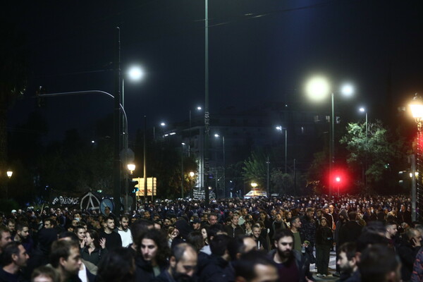 Στιγμιότυπα από την μαζική πορεία για το Πολυτεχνείο