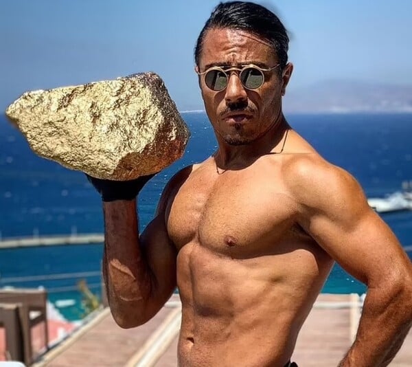 Salt Bae: Απαντά με μια «χρυσή» μπριζόλα στην κριτική για τον λογαριασμό των 161.000 ευρώ