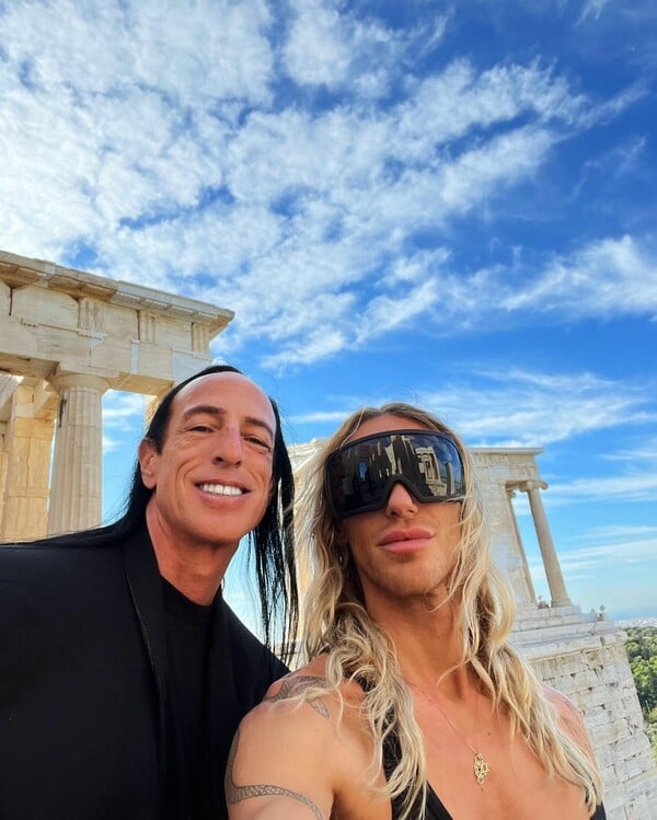 Rick Owens και Tyrone Dylan στην Ελλάδα: Ποζάρουν μαζί στην Ακρόπολη- «Hunting for Ήλιος»