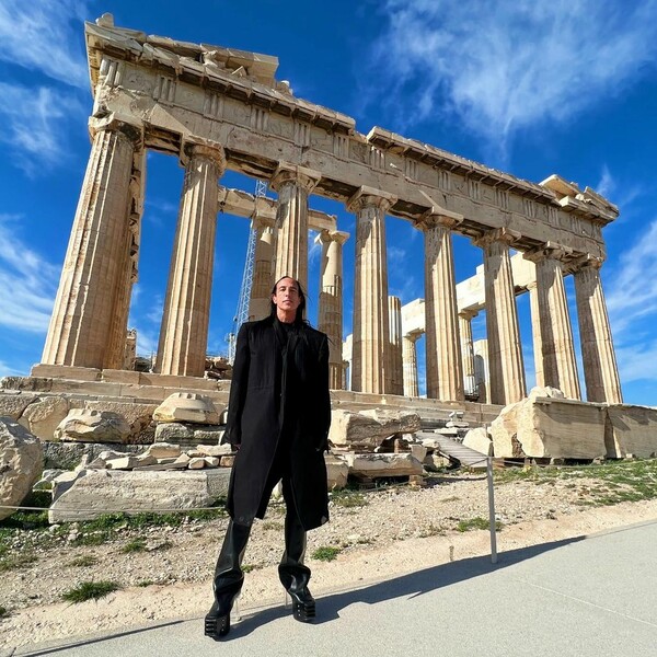 Rick Owens και Tyrone Dylan στην Ελλάδα: Ποζάρουν μαζί στην Ακρόπολη- «Hunting for Ήλιος»