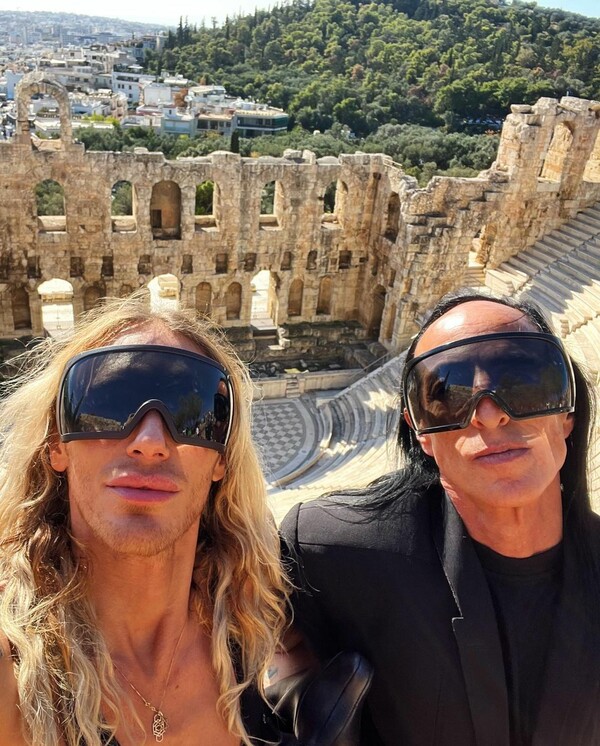 Rick Owens και Tyrone Dylan στην Ελλάδα: Ποζάρουν μαζί στην Ακρόπολη- «Hunting for Ήλιος»