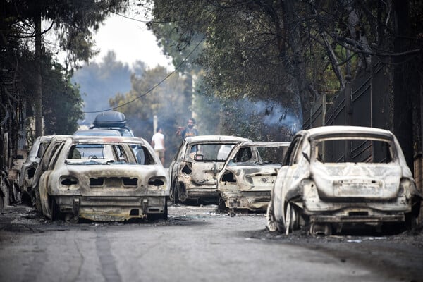 Δίκη για το Μάτι: «Ο αδελφός μου ίσως σωζόταν αν δεν άκουγε τις Αρχές» κατέθεσε η πρώτη μάρτυρας