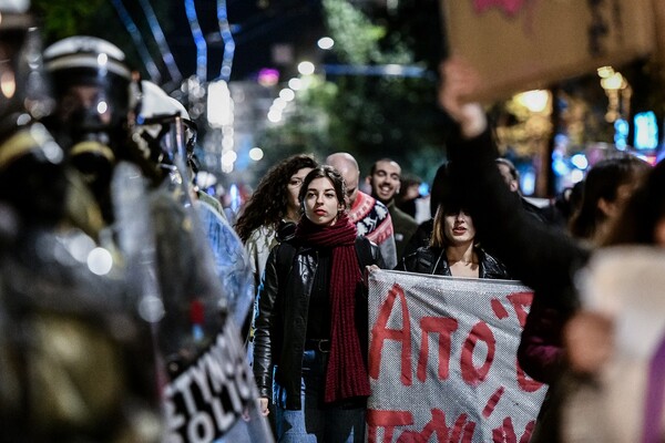 Δυναμική πορεία στην Αθήνα ενάντια σε γυναικοκτονίες και έμφυλη βία: «Για όλες τις Ελένες θα είμαστε γροθιά»