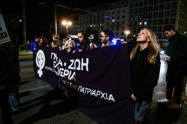 Δυναμική πορεία στην Αθήνα ενάντια σε γυναικοκτονίες και έμφυλη βία: «Για όλες τις Ελένες θα είμαστε γροθιά»