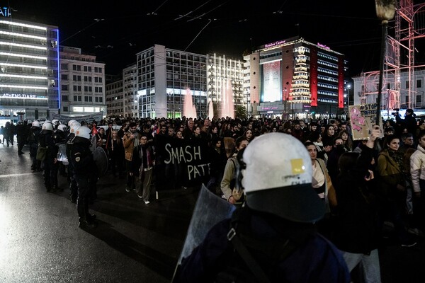 Δυναμική πορεία στην Αθήνα ενάντια σε γυναικοκτονίες και έμφυλη βία: «Για όλες τις Ελένες θα είμαστε γροθιά»