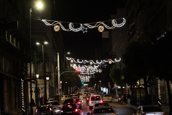 Στολίστηκε χριστουγεννιάτικα η Αθήνα- Σεργουλόπουλος, Μελιτά και Τάμτα ανάβουν αύριο το δέντρο στο Σύνταγμα