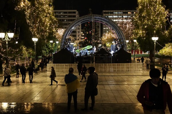 Στολίστηκε χριστουγεννιάτικα η Αθήνα- Σεργουλόπουλος, Μελιτά και Τάμτα ανάβουν αύριο το δέντρο στο Σύνταγμα