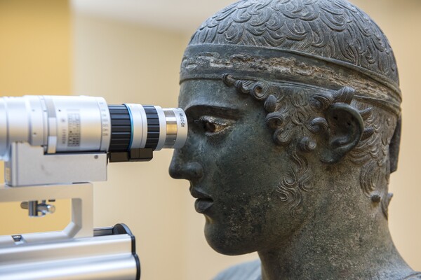 Ο Ηνίοχος των Δελφών αποκαλύπτει τα μυστικά του: Μια μοναδική ακτινογράφηση του χάλκινου αγάλματος 