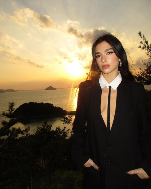  Dua Lipa σε ηλιοβασίλεμα