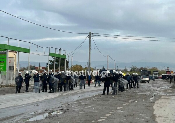 Επεισόδια στη Θεσσαλονίκη- Ρομά έστησαν οδοφράγματα, χρήση χημικών από τα ΜΑΤ