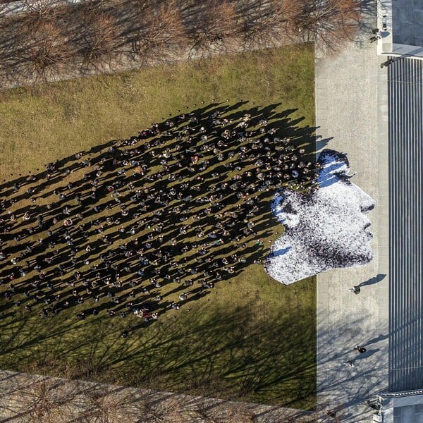 300 Demonstrators Recreate the Hair of Iranian Teenager Nika Shahkarami