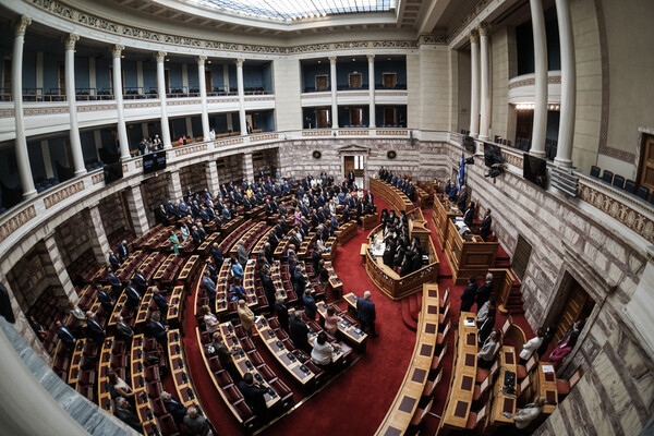 Live η συζήτηση στη Βουλή για τις παρακολουθήσεις