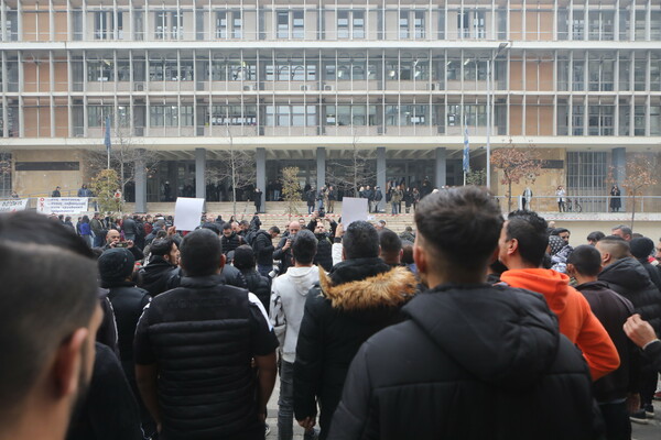 Πυροβολισμός 16χρονου: Στον ανακριτή ο αστυνομικός υπό άκρα μυστικότητα - «Θέλουμε δικαιοσύνη», φωνάζουν συγκεντρωμένοι