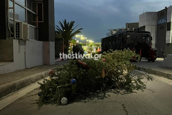 Θεσσαλονίκη: Βόμβες μολότοφ κατά των ΜΑΤ στην πύλη εμπορίου της ΔΕΘ