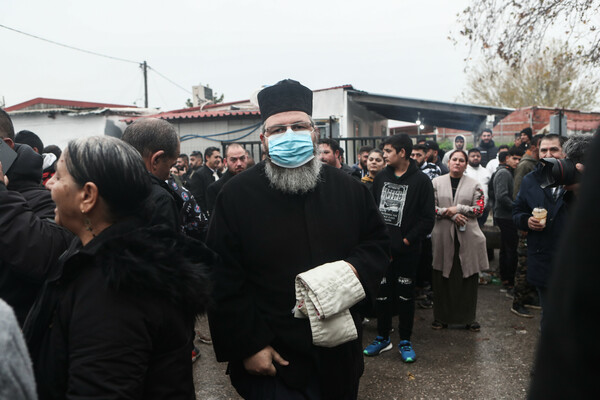 Θρήνος στην κηδεία του 16χρονου Ρομά που πυροβολήθηκε από αστυνομικό