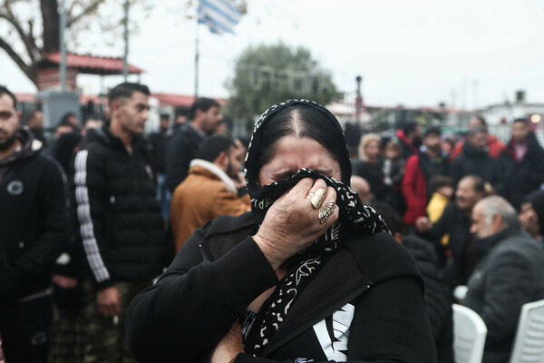 Θρήνος στην κηδεία του 16χρονου Ρομά που πυροβολήθηκε από αστυνομικό