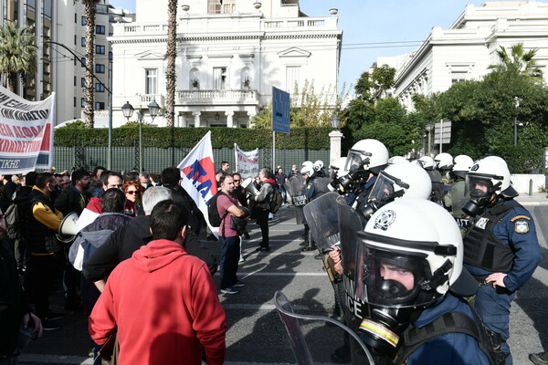 Ένταση και χημικά στη Βουλή στην πορεία των εκπαιδευτικών