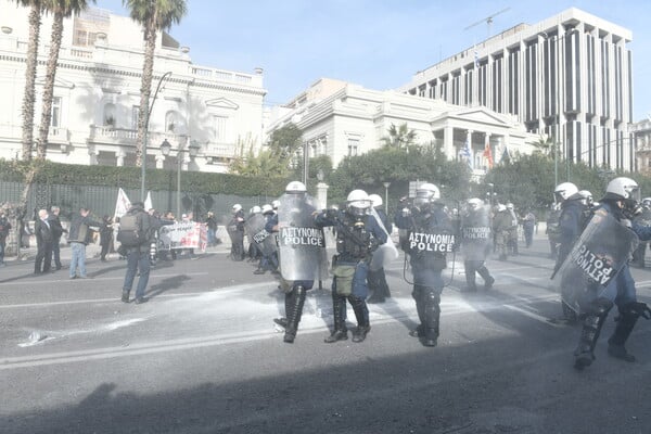 Ένταση και χημικά στη Βουλή στην πορεία των εκπαιδευτικών