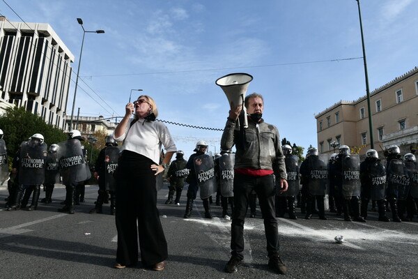 Ένταση και χημικά στη Βουλή στην πορεία των εκπαιδευτικών