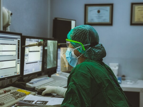 Με δυο rapid test την εβδομάδα η επιστροφή των ανεμβολίαστων γιατρών - Η εισήγηση της επιτροπής