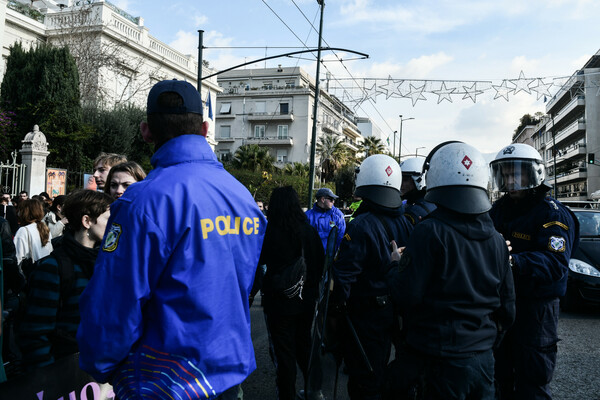 Διαμαρτυρία σπουδαστών καλλιτεχνικών σχολών έξω από υπουργείο εσωτερικών 