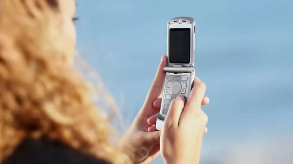 Έφηβοι πετούν τα smartphones τους για την ψυχική τους υγεία