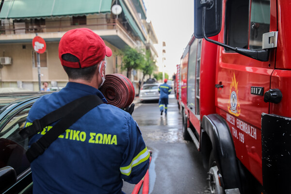 Ηράκλειο: Επεισοδιακή σύλληψη- Διαρρήκτης και αστυνομικοί απεγκλωβίστηκαν από την Πυροσβεστική