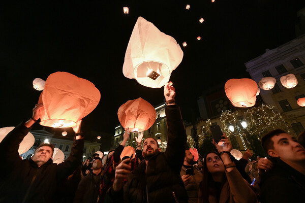 «Νύχτα των Ευχών»: Μαγικό σκηνικό στην πλατεία Κοτζιά με εκατοντάδες φαναράκια στον Αττικό ουρανό 