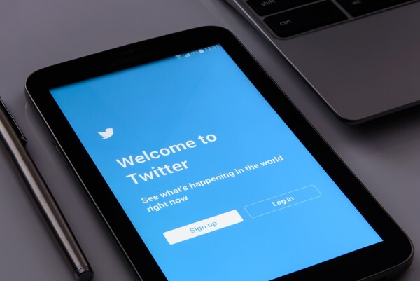 Twitter: Αποκατάσταση μιας λειτουργίας προώθησης των τηλεφωνικών γραμμών άμεσης πρόληψης των αυτοκτονιών