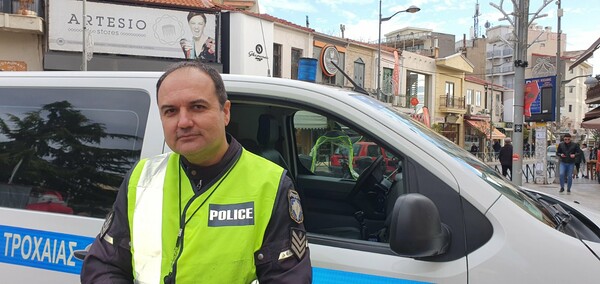 Κοζάνη: Αστυνομικός έσωσε γυναίκα που πνιγόταν σε εστιατόριο 
