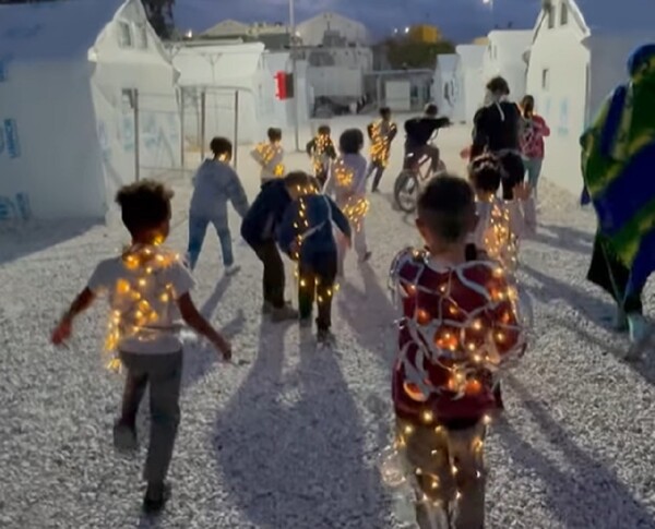 Λέσβος: Με κοστούμια από ανακυκλωμένα μπουκάλια τα προσφυγόπουλα υποδέχονται τα Χριστούγγενα