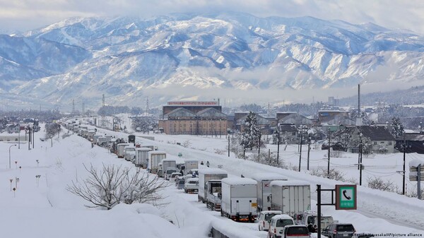 Ιαπωνία: Χάος και 17 νεκροί από τη σφοδρή χιονόπτωση -Πάνω από 1.000 οδηγοί εγκλωβίστηκαν σε δρόμο, κάποιοι για 40 ώρες 