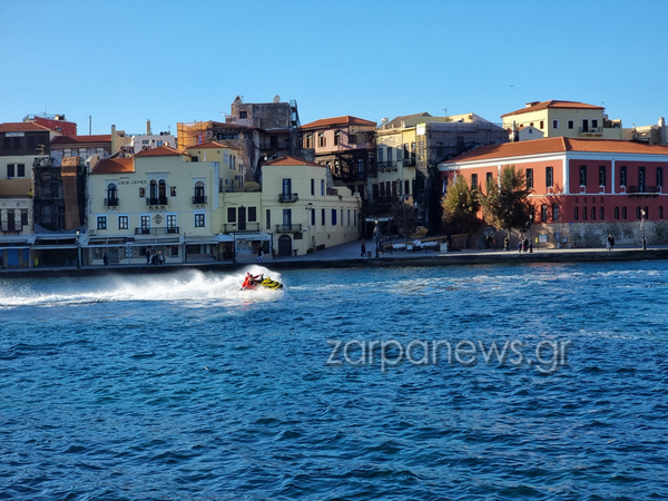 Santa Run Chania 2022: Μικροί και μεγάλοι Αγιοβασίληδες γέμισαν το λιμάνι