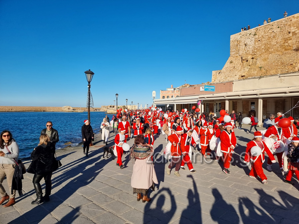 Santa Run Chania 2022: Μικροί και μεγάλοι Αγιοβασίληδες γέμισαν το λιμάνι