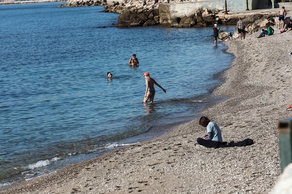 Χριστούγεννα στην παραλία: Εορταστικές βουτιές στη θάλασσα με 20 βαθμούς Κελσίου