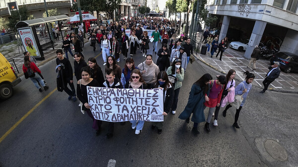 Μαζική πορεία καλλιτεχνών στο κέντρο της Αθήνας