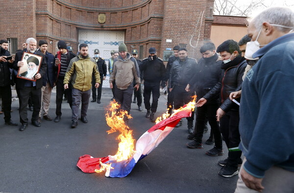 Ιράν: Διαδηλώσεις έξω από τη γαλλική πρεσβεία για σκίτσα του Charlie Hebdo- Έκαψαν γαλλικές σημαίες