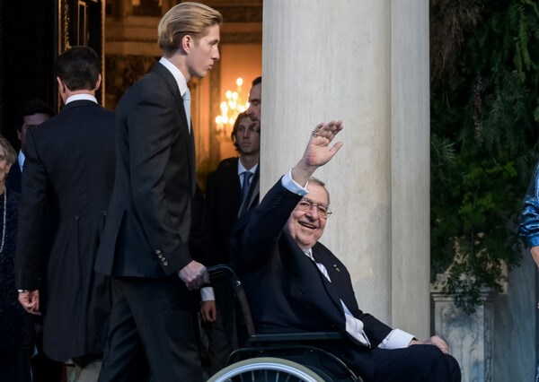 Τέως βασιλιάς Κωνσταντίνος έξω από τη Μητρόπολη