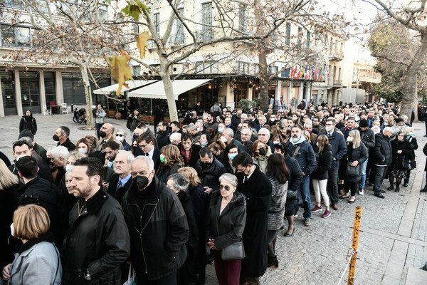 Κηδεία τέως βασιλιά Κωνσταντίνου: Μέχρι το Μοναστηράκι η ουρά για το «ύστατο χαίρε»